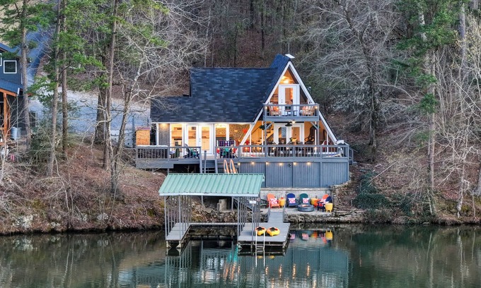 Mid America Cabina | Hot Springs Hideaway - Lakefront/Private Dock/Hot Tub/Sauna/Kayaks