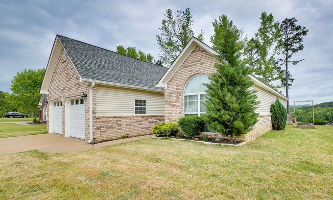 Jones Mills Casa | Hot Springs Vacation Rental w/ Pool Access & Deck!