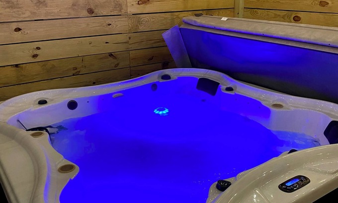 Westgate Casa | Hot tub! 2Mins 2Base Clean & Cozy Sleeps 6. Near beaches