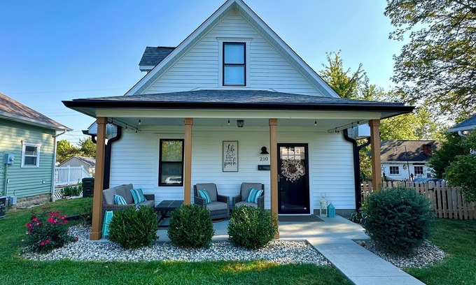 Fortville Casa | HOT TUB: 3 bed 1.5 bath - Step Free Entry- Sleeps 6-New Remodel-Comfy Furniture