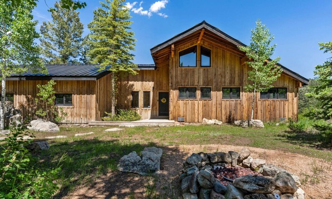 Los Ranchitos Estates Casa | Hot Tub, 3 Min to Skiing, Incredible Deck/Views!