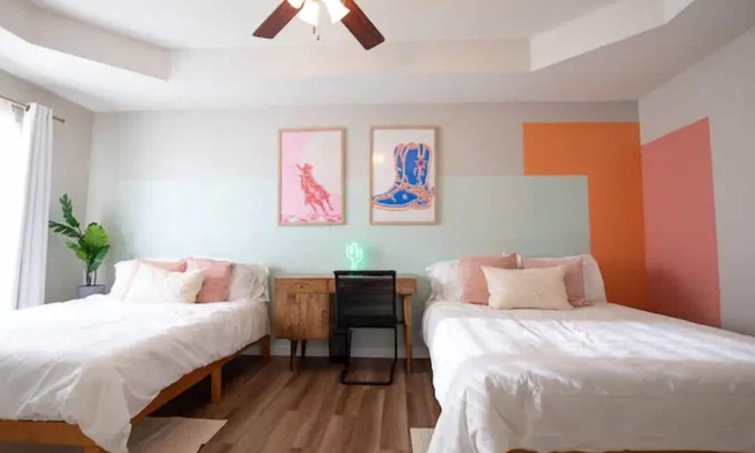 Rogers Casa | Hot tub *3 mins to i49* Bike In/Out