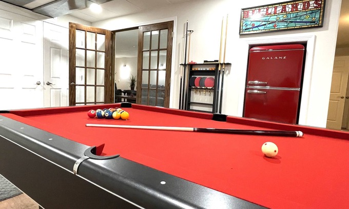 Oshkosh Casa | Hot tub - 4 Bedroom - 3.5 Bathrooms - Perfect Location