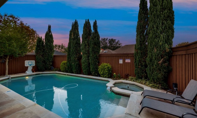 Plano Casa | Hot Tub 4 Bedroom3 Bath,Pool table, Pool