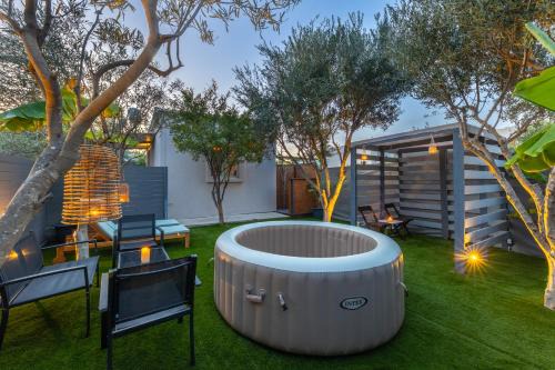 Lambi Casa | Hot Tub - 5 min to Beaches - Private Garden - Netflix