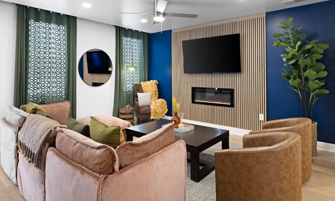 Central Northside Casa | Hot Tub | 5br | Parking | Deck | Amenities Galore!