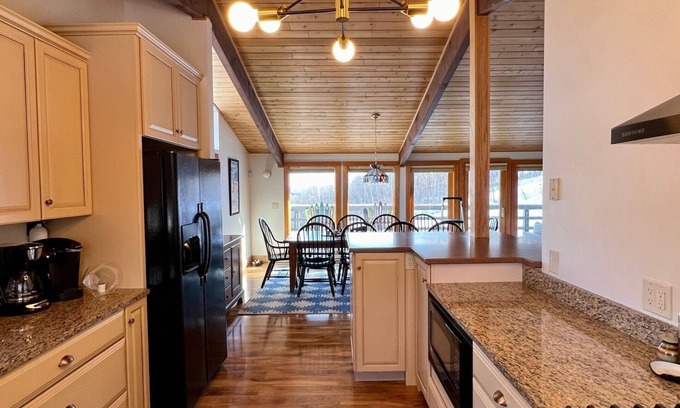 Plymouth Casa | Hot Tub & 9 Min to Killington's Skyeship Gondola, 20 Min to Okemo