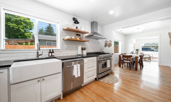Shoreline Casa | *HOT TUB* AC & Single Level house| EV Charger, King Bed | Parking