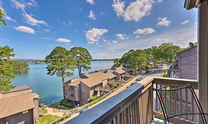 Lake Hamilton Apartamento | Hot Tub Access: Fantastic Condo in Hot Springs!