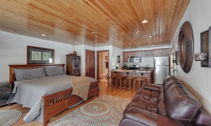Taos Ski Valley Condominio | Acogedor Streamside Studio 1 Mi de la estación de esquí de Taos!
