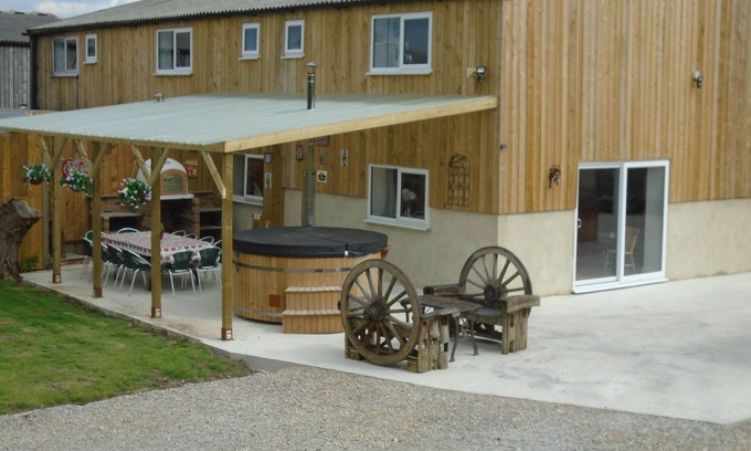 Ferrensby Cabina | hot tub accomodation for 12 6 bedrooms all on suite yorkshire