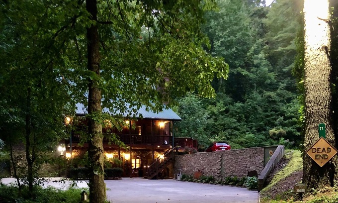 Scaly Mountain Cabina | Hot Tub and Beautiful Deck, Sky Valley Amenities, Sleeps 5