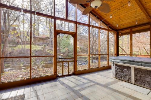 Gatlinburg - Pigeon Forge Casa | Hot Tub and Creek Gatlinburg Group Getaway!