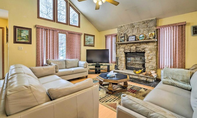 Pocono Mountain Lake Casa | Hot Tub and Deck Pet-Friendly Poconos Getaway!