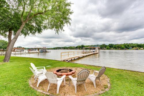 Enchanted Oaks Casa | Hot Tub and Dock Lakefront Mabank Home