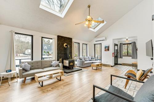 Long Pond Casa | Hot Tub and Game Room Long Pond Getaway!