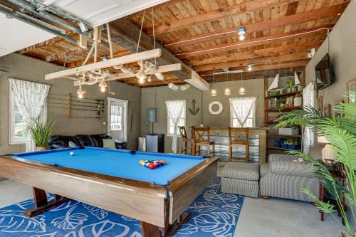 Greentown Casa | Hot Tub and Lake Access at Poconos Getaway!