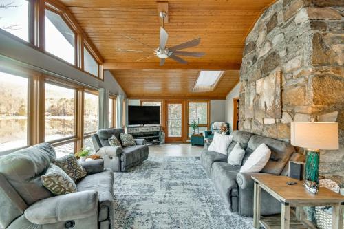 Lake Lure Casa | Hot Tub and Mtn Views! Rumbling Bald Resort Cabin