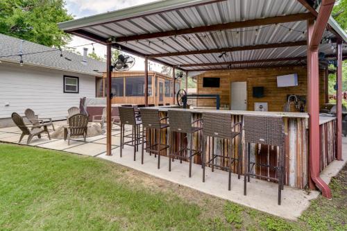 Bryan Casa | Hot Tub and Outdoor Kitchen Stylish Home in Bryan