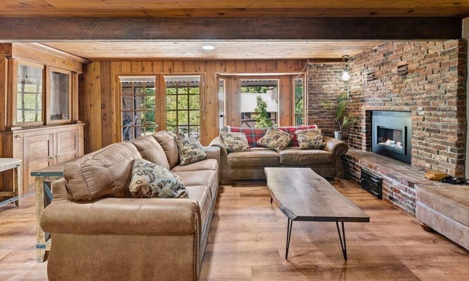Cle Elum Cabina | Hot Tub and Private Cabins, Free Kayaks and EV Charger