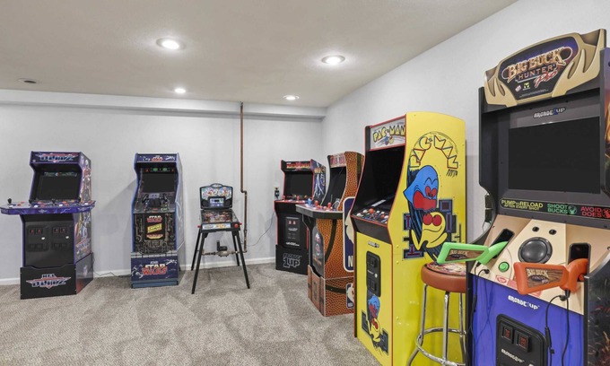Rockford Casa | HOT TUB - Arcade Room - Theater - Gym - Sauna