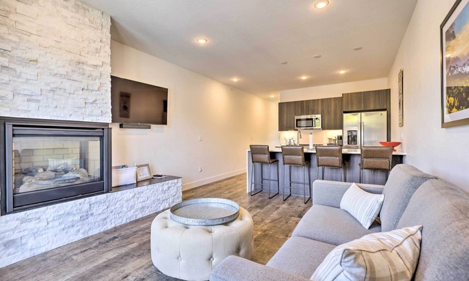 Willow Grove Condominio | Hot Tub & Balcony: Riverfront Silverthorne Condo!