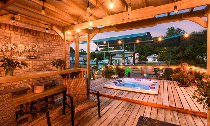 Gulf Breeze Cabaña | *Waterfront *10 min to Pensacola Beach *Pool *Fish