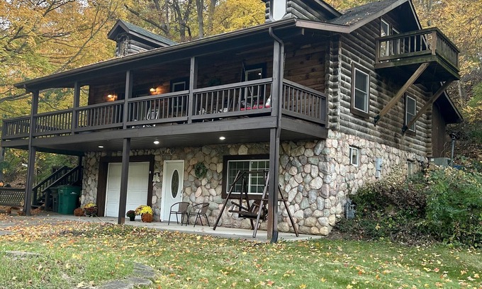 East Peoria Cabina | Hot Tub Cabin by the Bike Trail