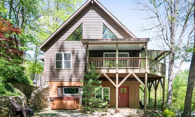 Asheville Cabina | Hot Tub Cabin🏡 Pet-Friendly + Biltmore Pass | 10min to Asheville