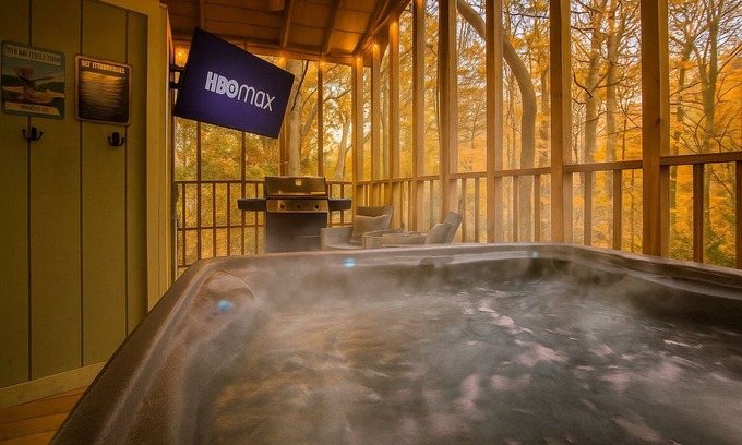 Sautee Nacoochee Cabina | Hot Tub Cabin Near Waterfalls & 6 Mi to Helen
