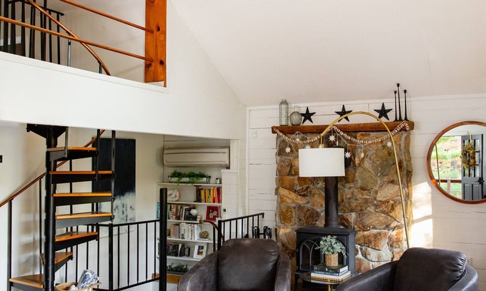 Berkeley Springs Cabina | HOT TUB! Calming Vibes Spa Cabin on Sleepy Creek, for 8, Hike, Fish, Ski, 4 Acre