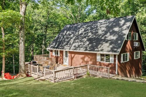 Ridgeway Casa | Hot Tub Chalet-Fire Pit Grill Stream & Big Yard