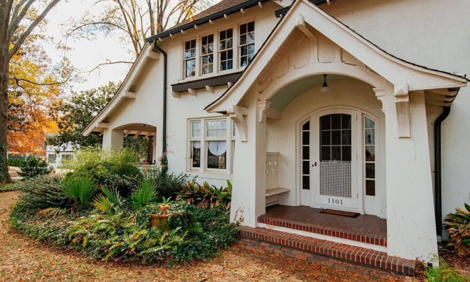Greensboro Casa | Hot Tub - Chefs Kitchen-Fenced Yard- Historic Home