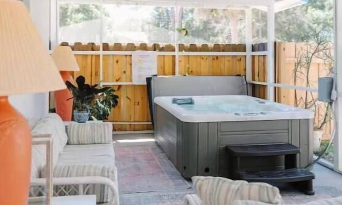 Gulf Gate Estates Casa | Hot Tub Cottage Minutes from Siesta Beach
