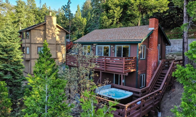 Crestline Cabina | HOT TUB! Cozy Cabin w/Tree Top Views, Dog/Family Friendly!