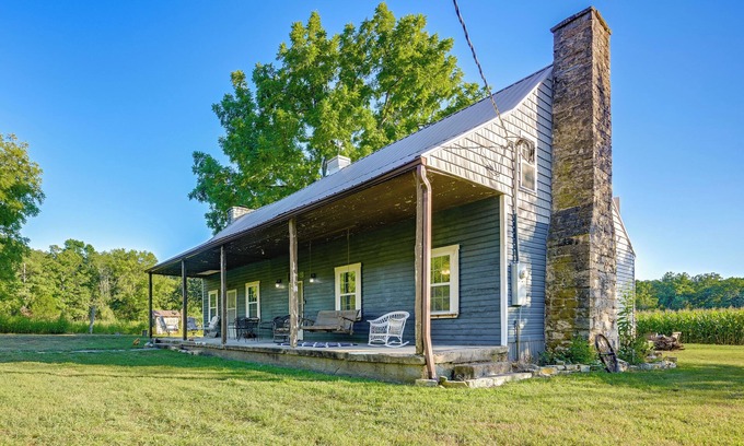 Perryville Cabina | Hot Tub & Creek Views: Secluded Perryville Cabin