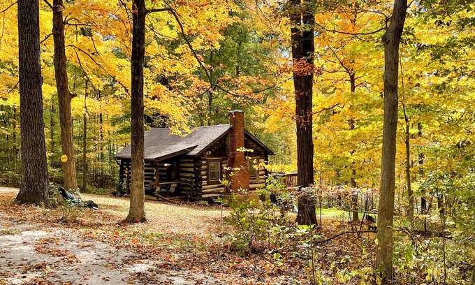 Nineveh Cabina | Hot Tub + Deck: Cabin Hideaway in Brown County