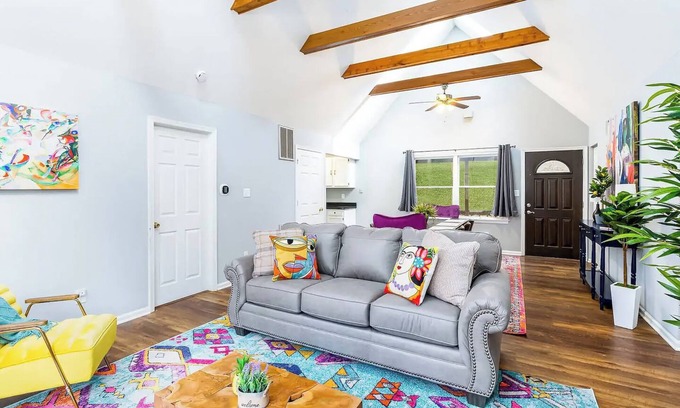Kabletown Cabina | Hot Tub, Deck/Grill, Game Room, WiFi at Cute Cabin