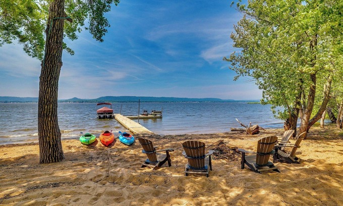 Stockholm Cabina | Hot Tub & Dock: Beachfront Oasis in Stockholm!