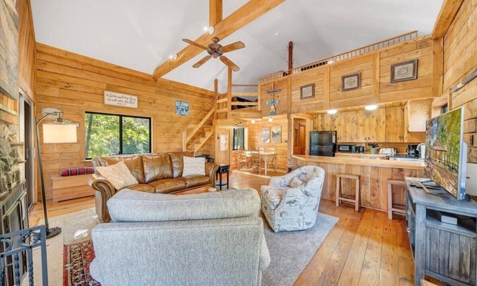 Huddleston Casa | Hot-Tub, Dogs allowed, Fire Pit, Lakeside Cabin Smith Mountain Lake, Kayaks