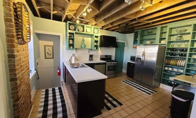 Tower Grove South Casa | Hot Tub! Fenced Patio! Comfy Spacious Home!