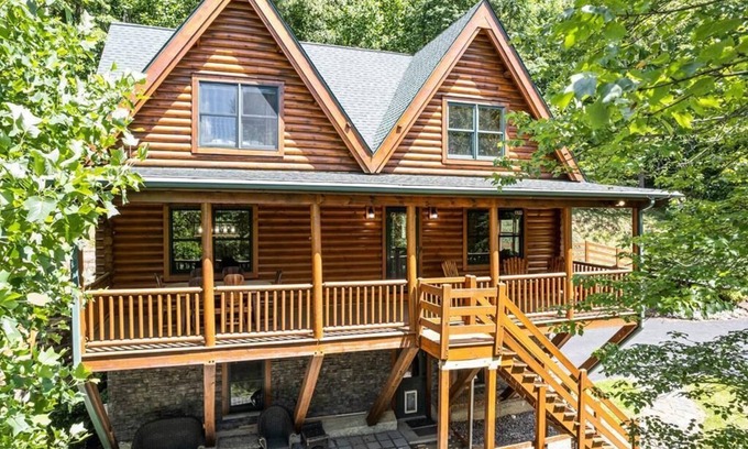 Waynesville Cabina | NEW listing! Hot Tub, Fiber WiFi, Pool Table, Playground, Privacy. Easy access!