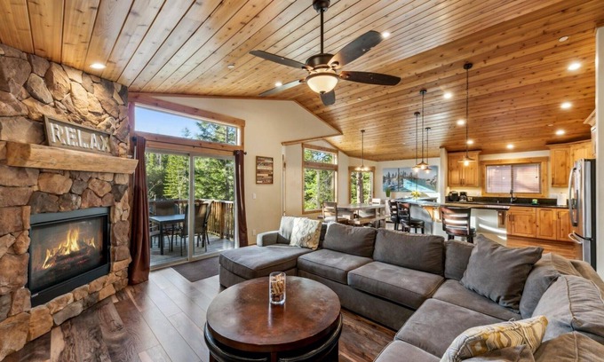 Tahoe Paradise Cabina | Hot Tub, Fire Place, Bunk Beds,Trails, Arcade Games, 8 Guests + Extra Kids 5 Yrs Old and Younger