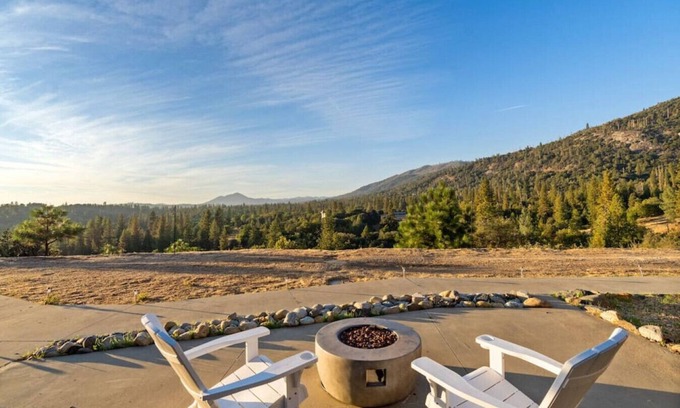 Mariposa Casa | Hot Tub, Fire Pit, 5 Acres of Privacy, and possibly the Best Views in Mariposa!