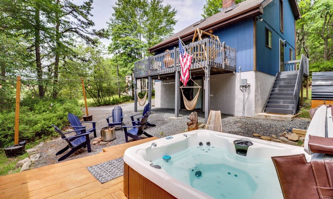 Long Pond Cabina | Hot Tub, Fire Pit & Barrel Sauna: Poconos Abode