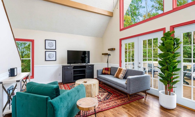 Ridgeway Chalet De Esquí | Hot Tub, Fire Pit, Deck, Grill, WiFi, Dog-Friendly