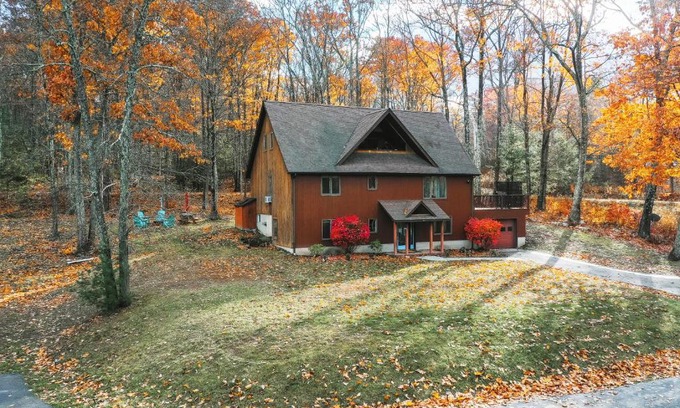 Kerhonkson Casa | Hot Tub-Fire Pit-Deck-BBQ-Spacious-Hiking