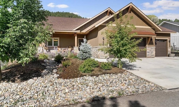 Hermosa Casa | Hot Tub, Fire Pit, Fenced Yard, 15 Min to Skiing!