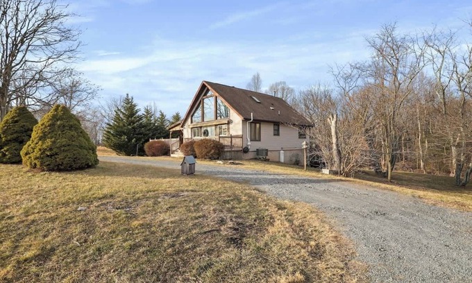 Berkeley Springs Cabina | Hot Tub, Fire Pit, Game Room, Family Getaway