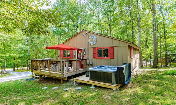 The Woods Cabina | Hot Tub, Fire Pit, Grill, Deck w/Resort Amenities